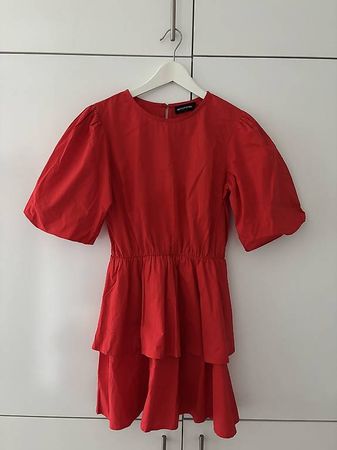rotes Kleid