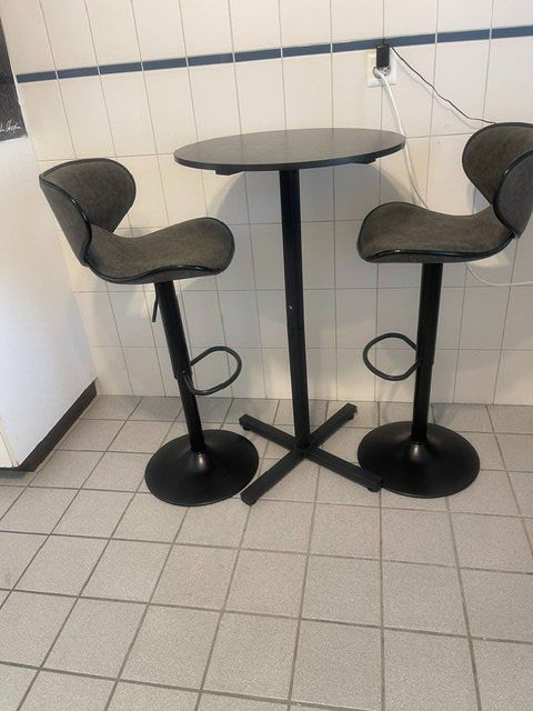 Sofas: Ecksofa "Melissa + Tisch + kitchen bar stools+ Mirror – D'occasion à Sierre par MIKEYMIKE01 4