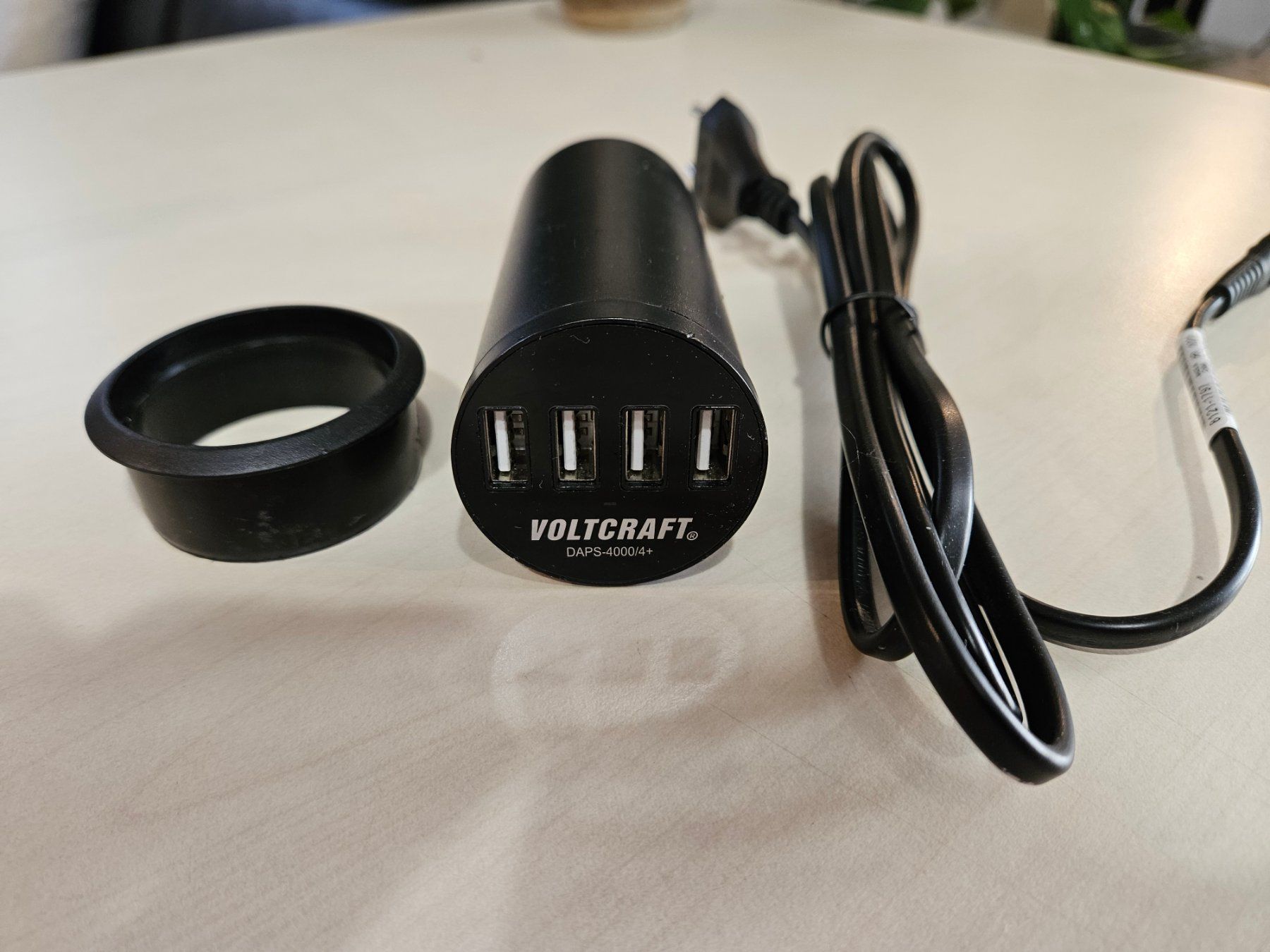 Voltcraft Caricabatterie: USB Ladegerät für Einbau in Tisch – Usato da Oberkirch LU venduto da simi0204