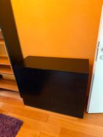 Schwarze Kommode mit Schubladen und Schrank