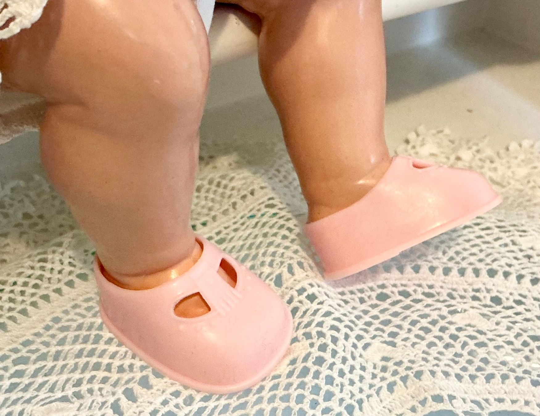 Giocattoli: ÄLTERE KLEINE PUPPENSCHUHE – Usato da Zell LU venduto da Silvermemory 1