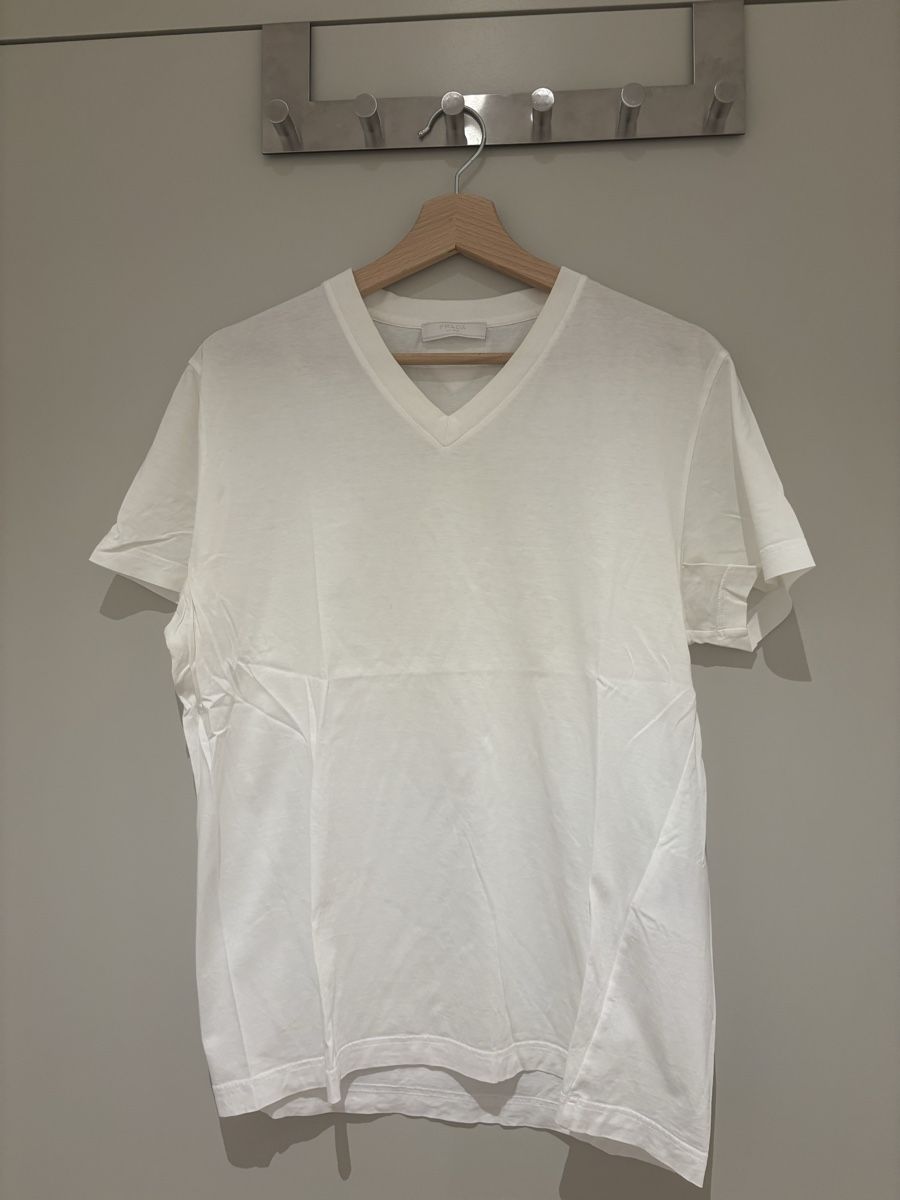 Prada T-Shirts: PRADA V-Neck Cotton Tee 3-Pack – Gebraucht aus Zürich von jdr_n76f