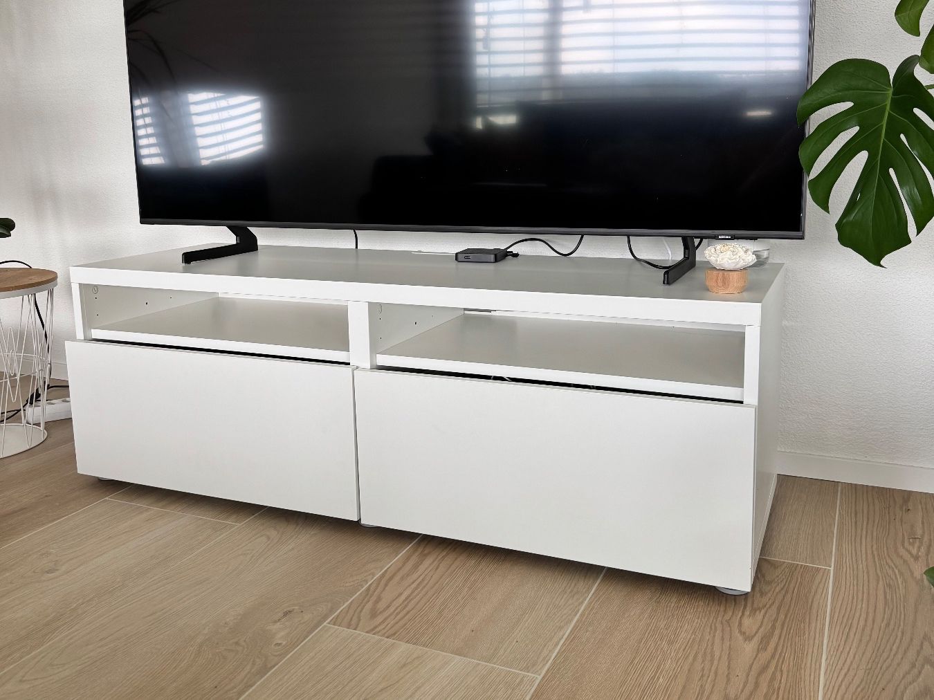 Ikea Mobili TV: TV-Möbel weiss mit 2 Schubladen – Usato da Leibstadt venduto da Bimba4