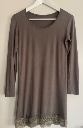 Oberteil mit Spitze Gr. M/L, taupe/schlamm