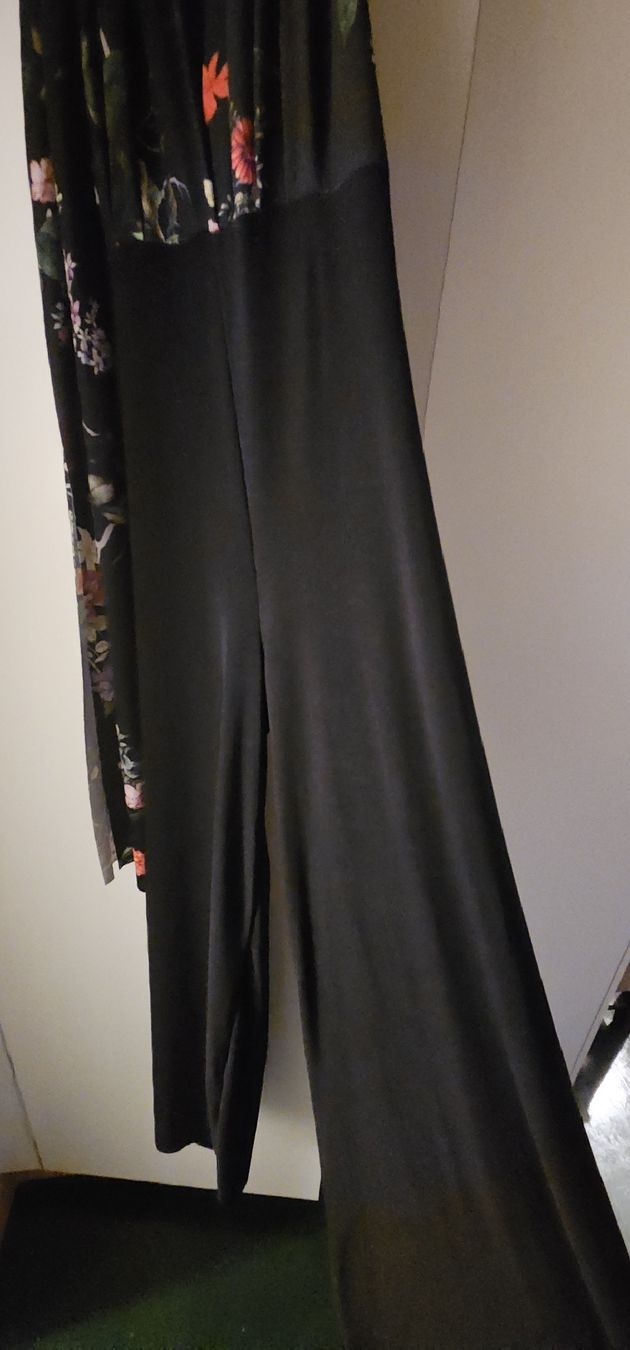 Tute: Schwarzer Jumpsuit/Overall mit Blumenmuster - Grösse onesize – Nuovo (secondo la descrizione) da Horgen venduto da ste_sy7h 2