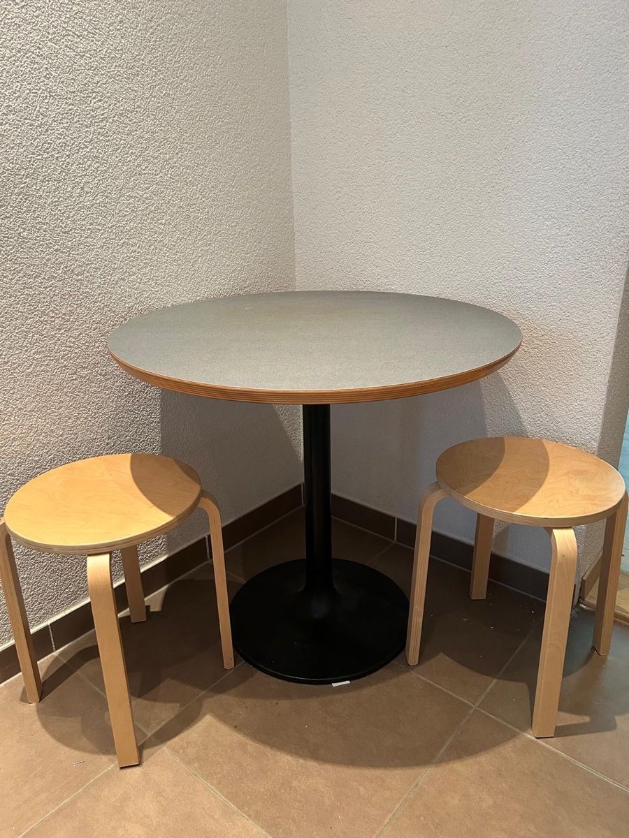 Tavoli: Set: Beizentisch und 2 IKEA Hocker – Usato da Zürich venduto da ttseng