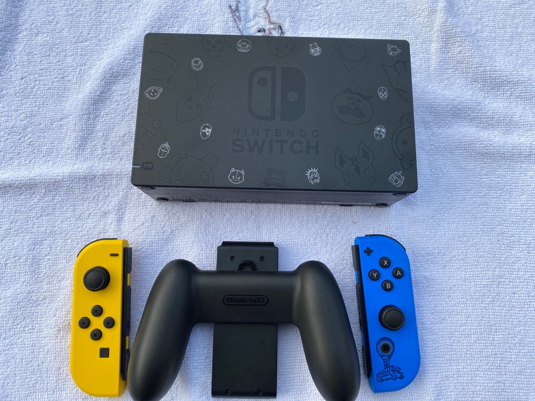 Nintendo Konsolen: Nintendo Switch - Fortnite Special Edition – Gebraucht aus Zufikon von  2