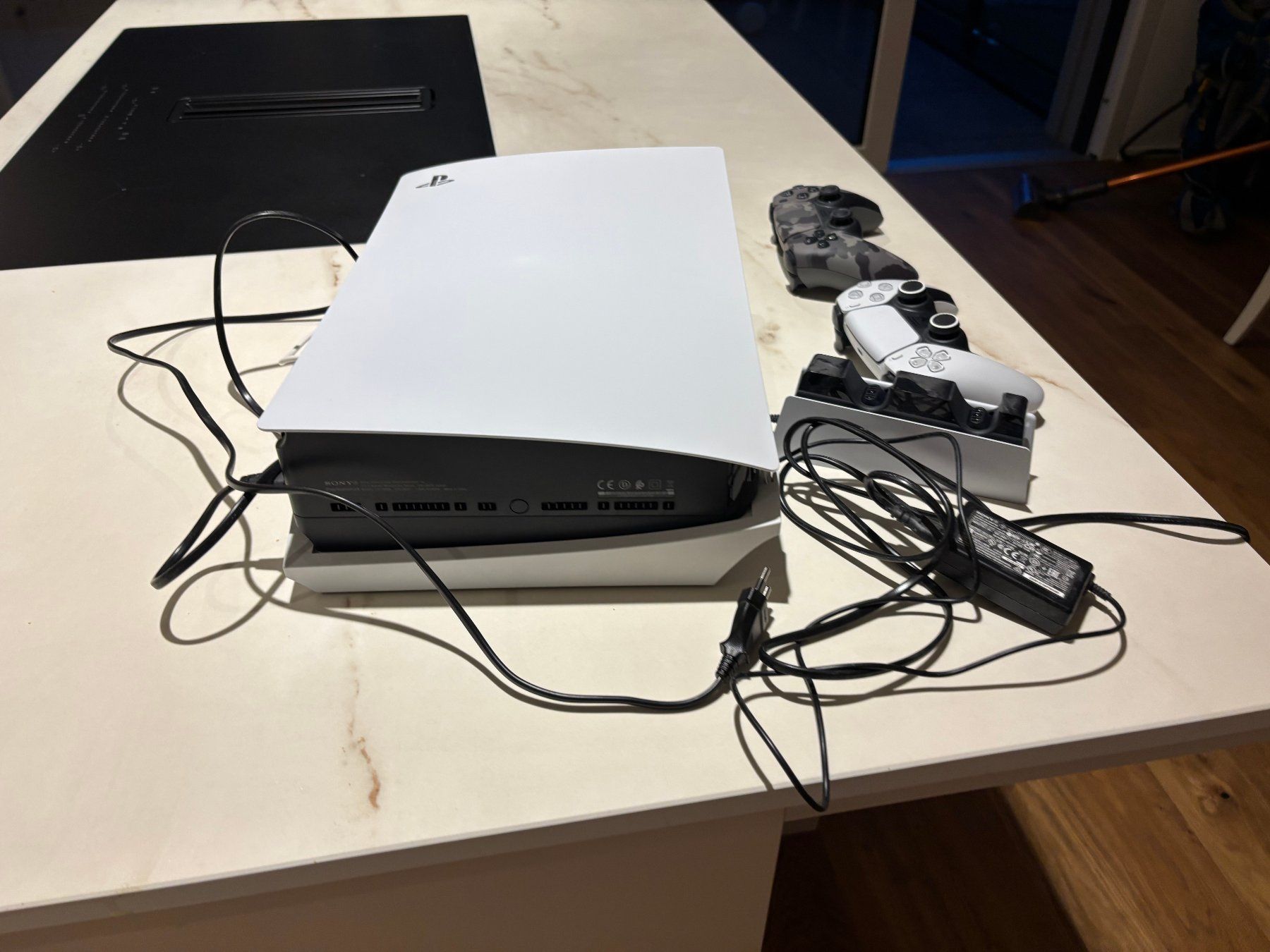 Sony Consoles: PlayStation 5 mit 2 Controller und Ladestation – D'occasion à Ballwil par vertiger 2