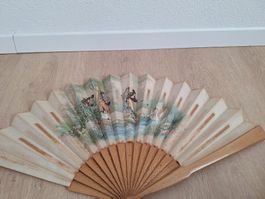 Antiker Fächer mit romantischer Szene Stoff mit Holz