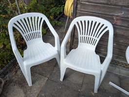 Zwei Gartenstühle Kunststoff weiss gebraucht im Set