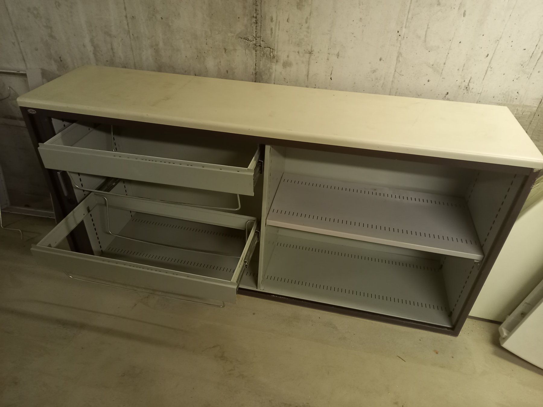 Lista Armadi: LISTA Rollladenschrank inkl, div Tischteile – Usato da Montlingen venduto da sitmodul 5