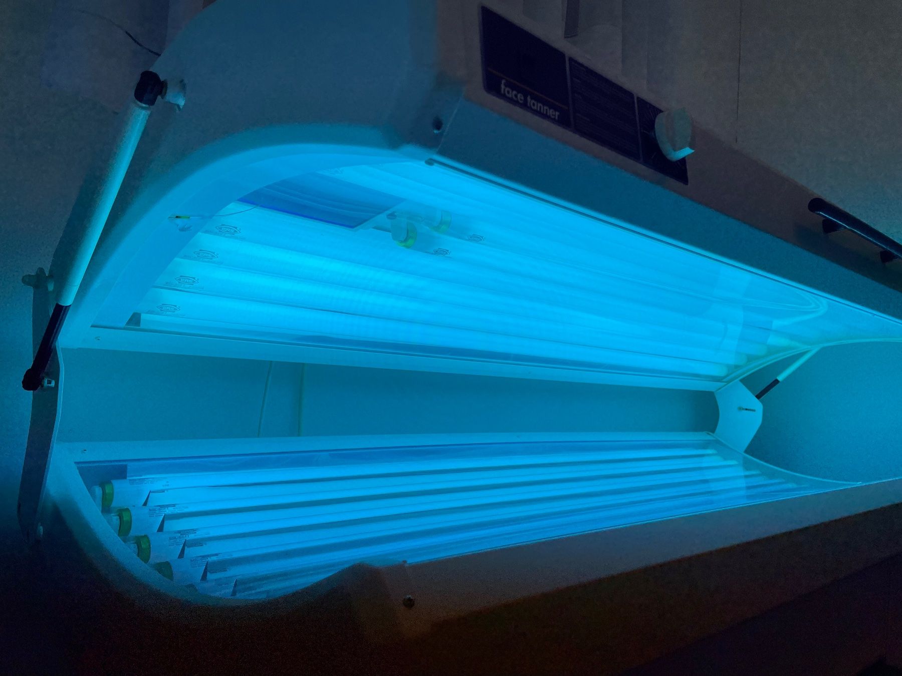 Solarium: Solarium Profesionell mit Face Tanner – Gebraucht aus Marbach SG von  1