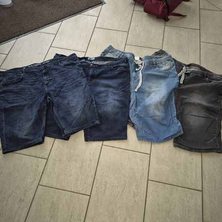 4er Set neuwertige knielange Jeans Gr.64