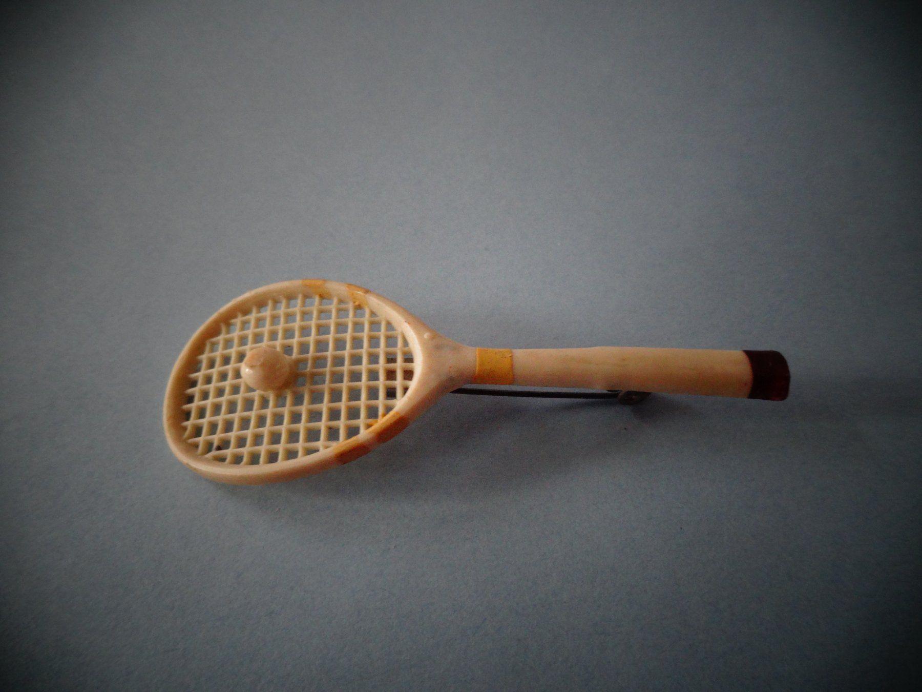 Broches & Aiguilles: Alter Anstecker Tennisschläger – D'occasion à Neerach par jenny062