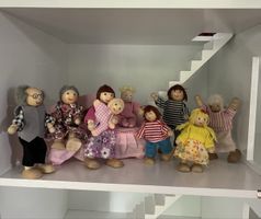 9 kleine Holzpuppen für die Puppenstube