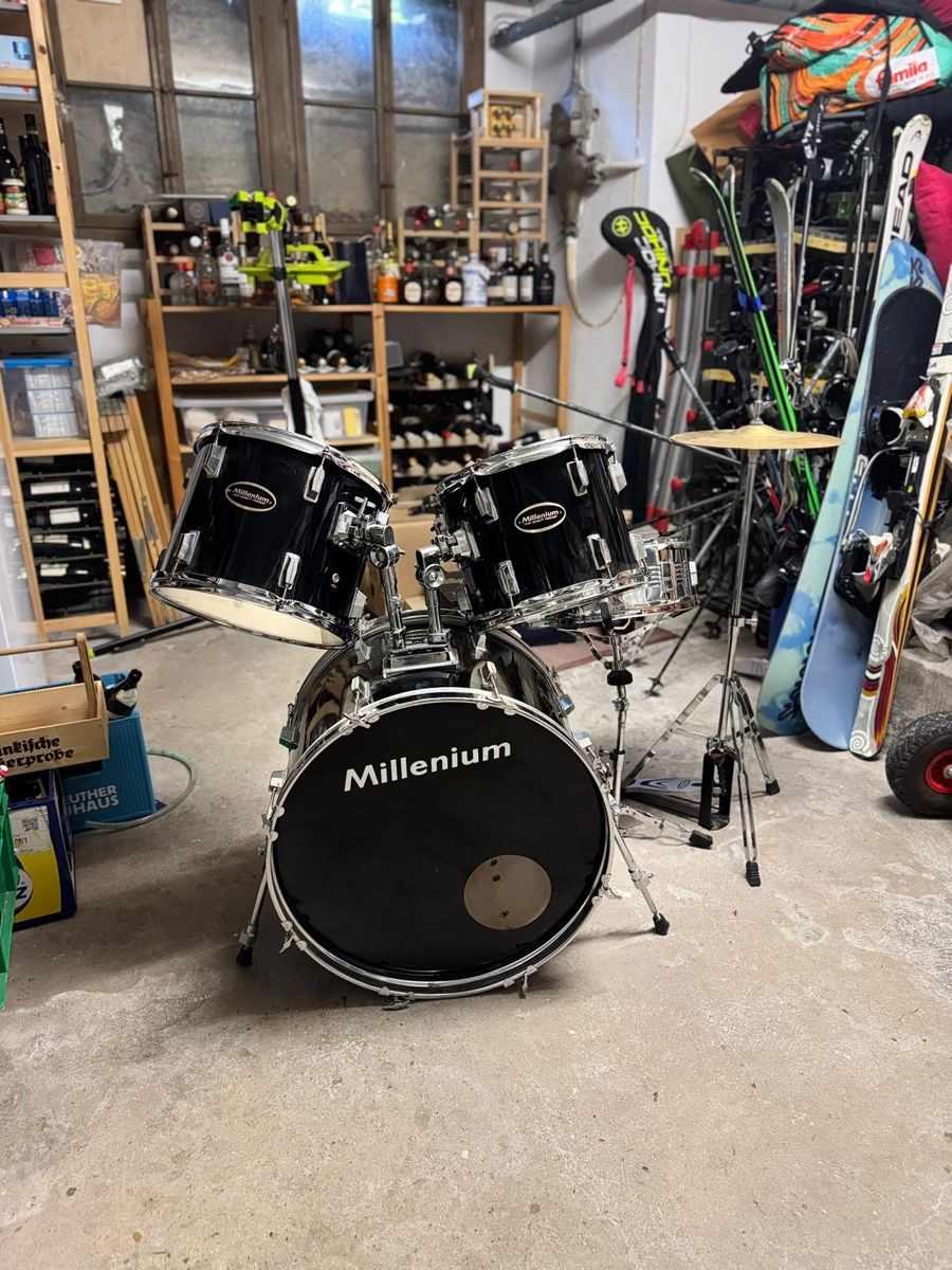 Strumenti musicali: Schlagzeug Millenium schwarz mit Hardware gebrauchter Zustan – Usato da Winterthur venduto da strawberry14 2