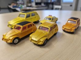 Modellauto Sammlung: Citroen 2CV und  Renault 18 Taxi.