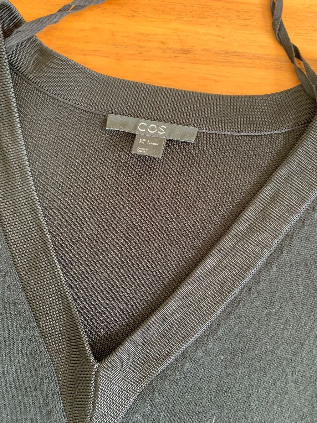Cos Maglioni & Felpe: COS Strickpullover V-NECK , Grösse S, schwarz, elegant NWT – Nuovo (secondo la descrizione) da Meiringen venduto da Jwash 1