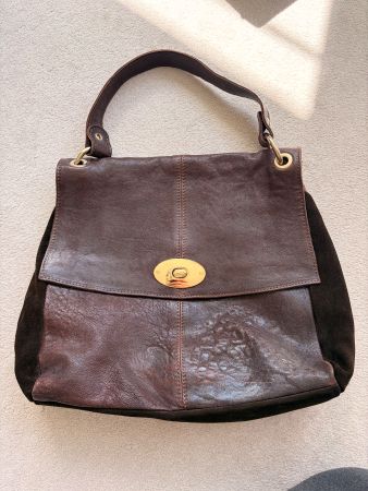 Edle braune Ledertasche von Bally, praktisch für den Herbst.