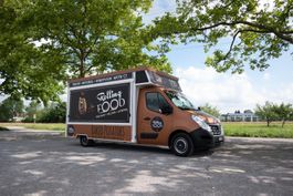 Professioneller Foodtruck komplett ausgebaut – nur 17’000 km
