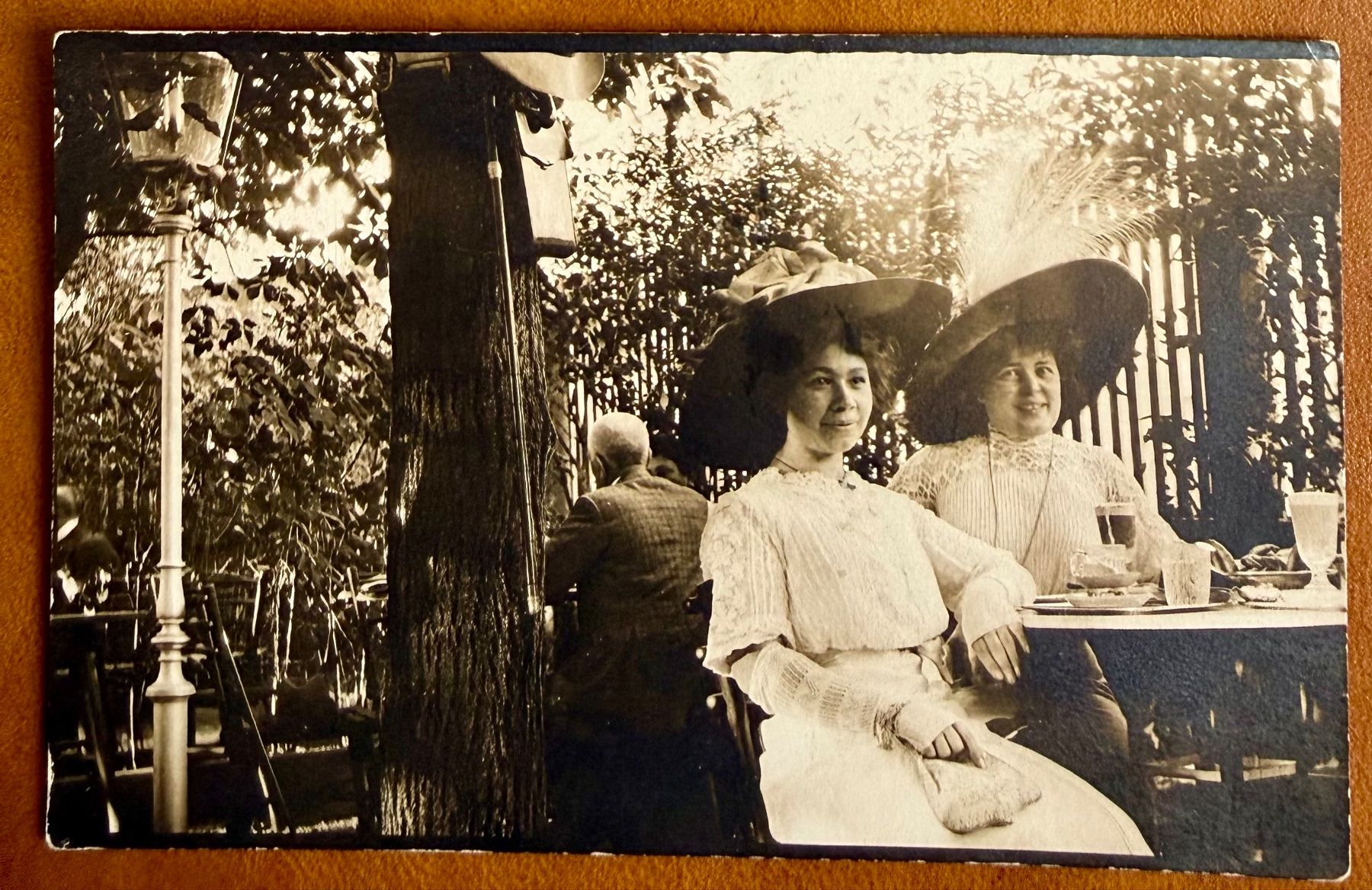 Cartoline postali: Frau - Femmes - Années 1920 – Usato da Lutry venduto da Ediego