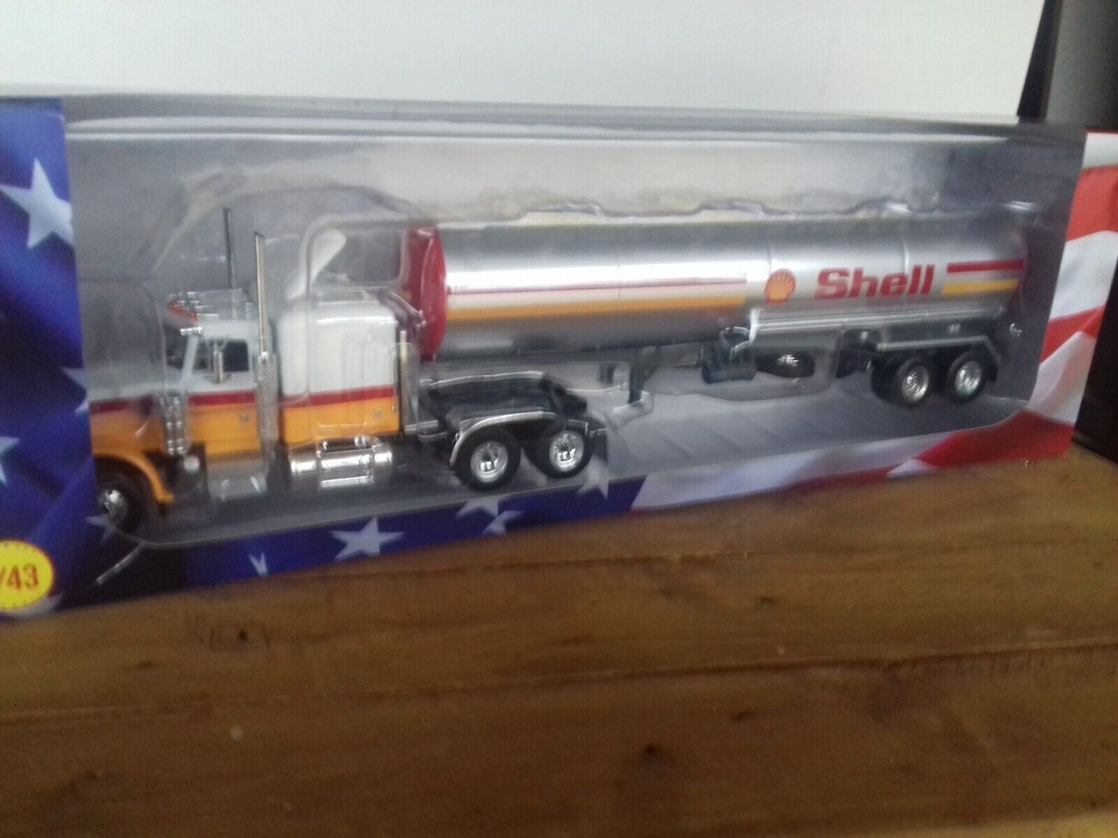 Peterbilt Modellini d'auto: Peterbilt 359 LKW Tanksattelschlepper 1970 "Shell gelb / – Nuovo e nell'imballaggio originale da Gerlafingen venduto da espero88 8