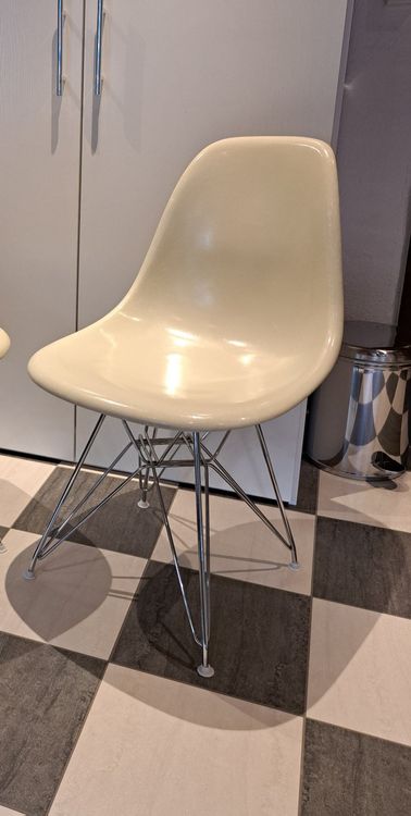 Eames Side Chair Fiberglas mit Eiffel Base von Vitra 2