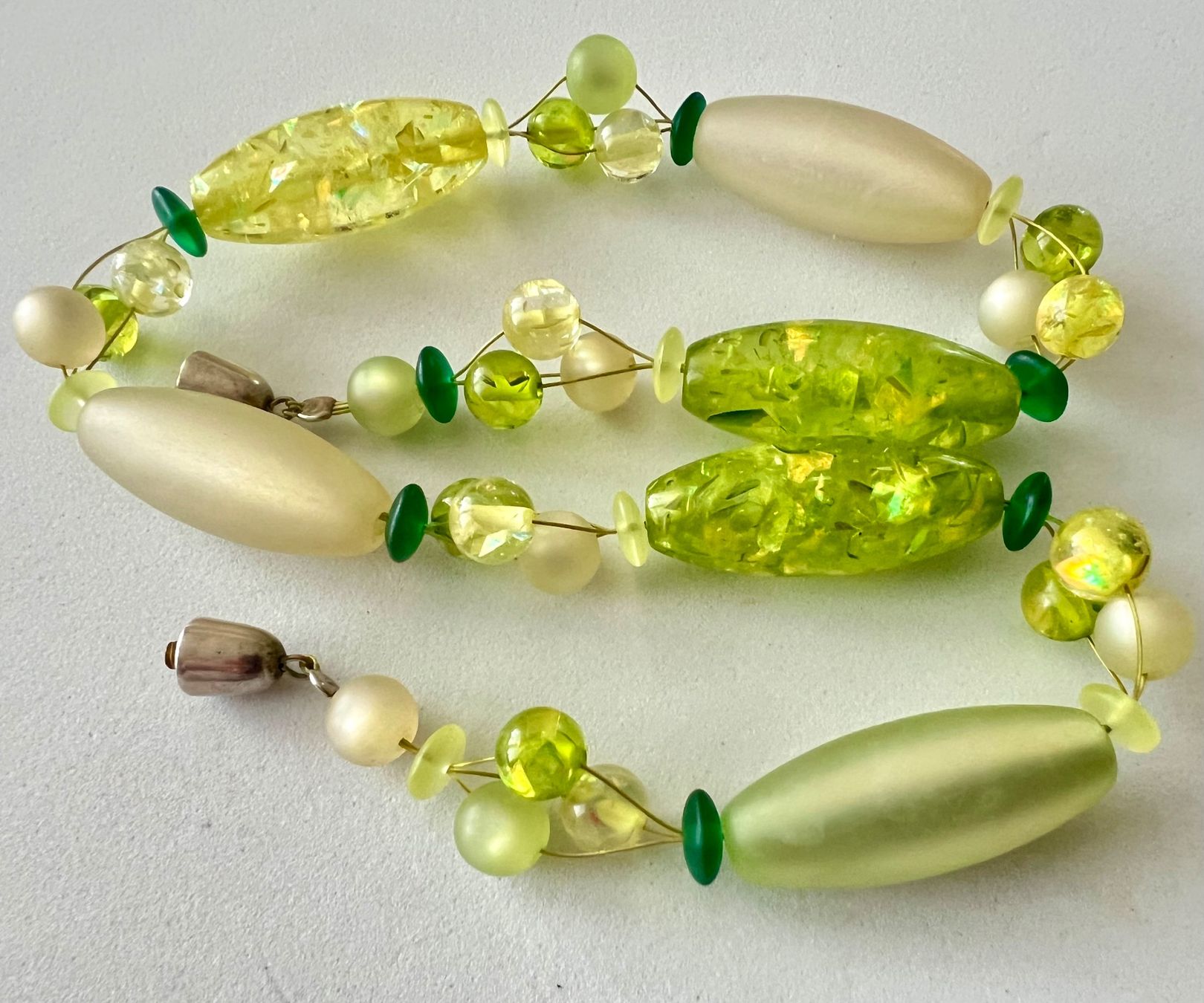 Catenine: Lichtspiel Statement-Glaskette Limettengrün Weiss mit Perlen – Usato da Ruswil venduto da artbyhand