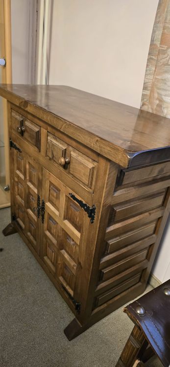Commodes: Rustikale Holzkommode mit Schnitzereien – D'occasion à Lütisburg Station par Amarelle3