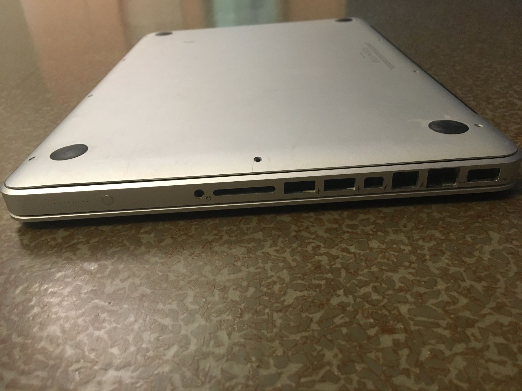 Apple Notebook: Apple MacBook Pro Gehäuse DEFEKT – Usato da Flawil venduto da rcnkr 4