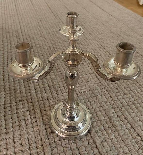 Tutte le decorazioni: Flambeau à 3 branches de marque Christofle – Usato da Genève venduto da Rohansuisse