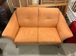 Gemütliches 2er Sofa in schönem Apricot-Ton, Top Zustand!
