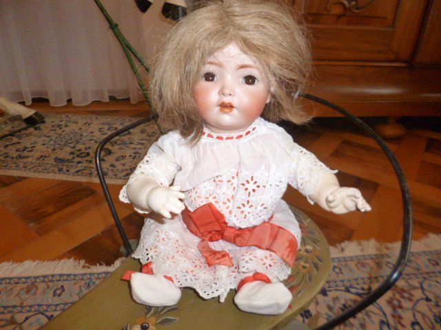 Giocattoli: GANZ ALTER SCHLITTEN MIT SCHÖNER PUPPE – Usato da Adligenswil venduto da pagode64 2