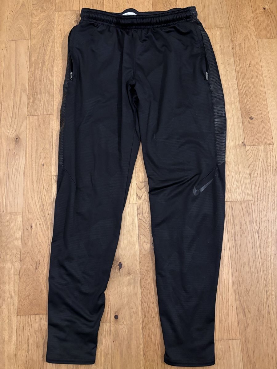 Nike Pantaloni: Jogging Nike S – Usato da Muri b. Bern venduto da Saldayann