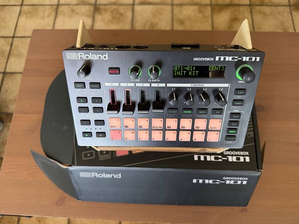 Roland Strumenti musicali: Roland MC-101 inkl. Ständer – Usato da Uesslingen venduto da musikbedarf 1