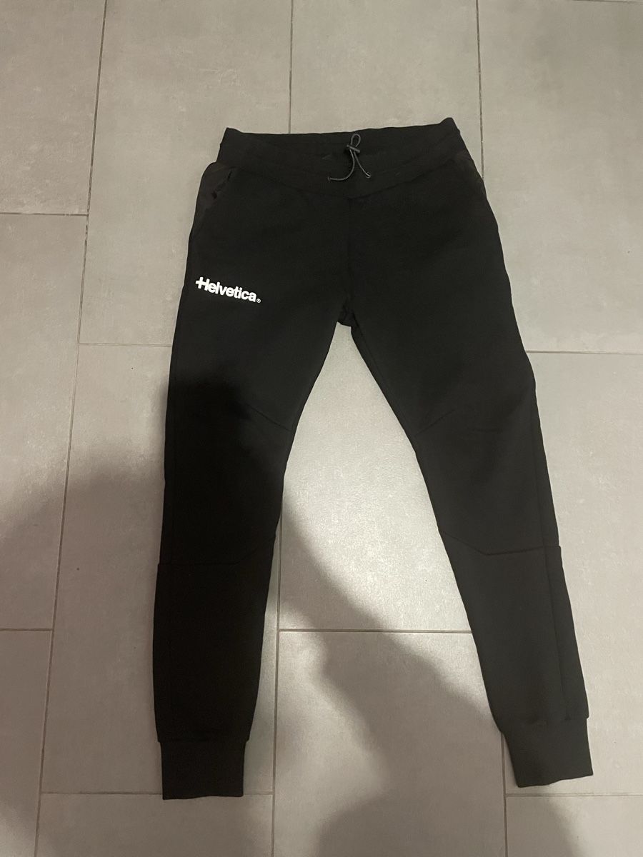 Pantaloni: jogging Helvetica – Usato da Saxon venduto da Diboyzz