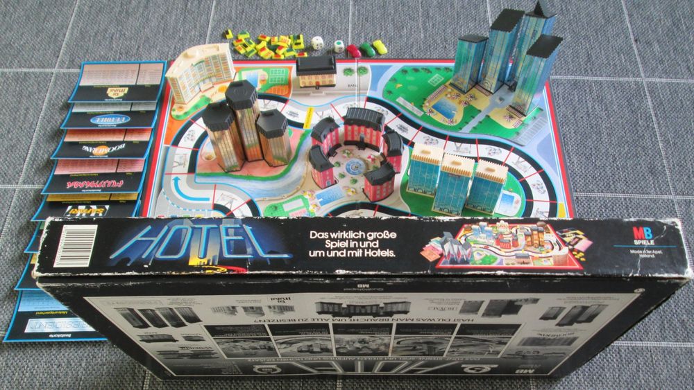 Jeu Hôtel MB Complet De 1986 - Avec Les Lampadaires D'origine - Pour 2 Joueurs Et Plus