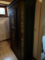 antiker Bauernschrank mit traditioneller Bauernmalerei