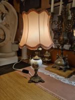 Antike Tischlampe im viktorianischen Stil, Messing & Porzell
