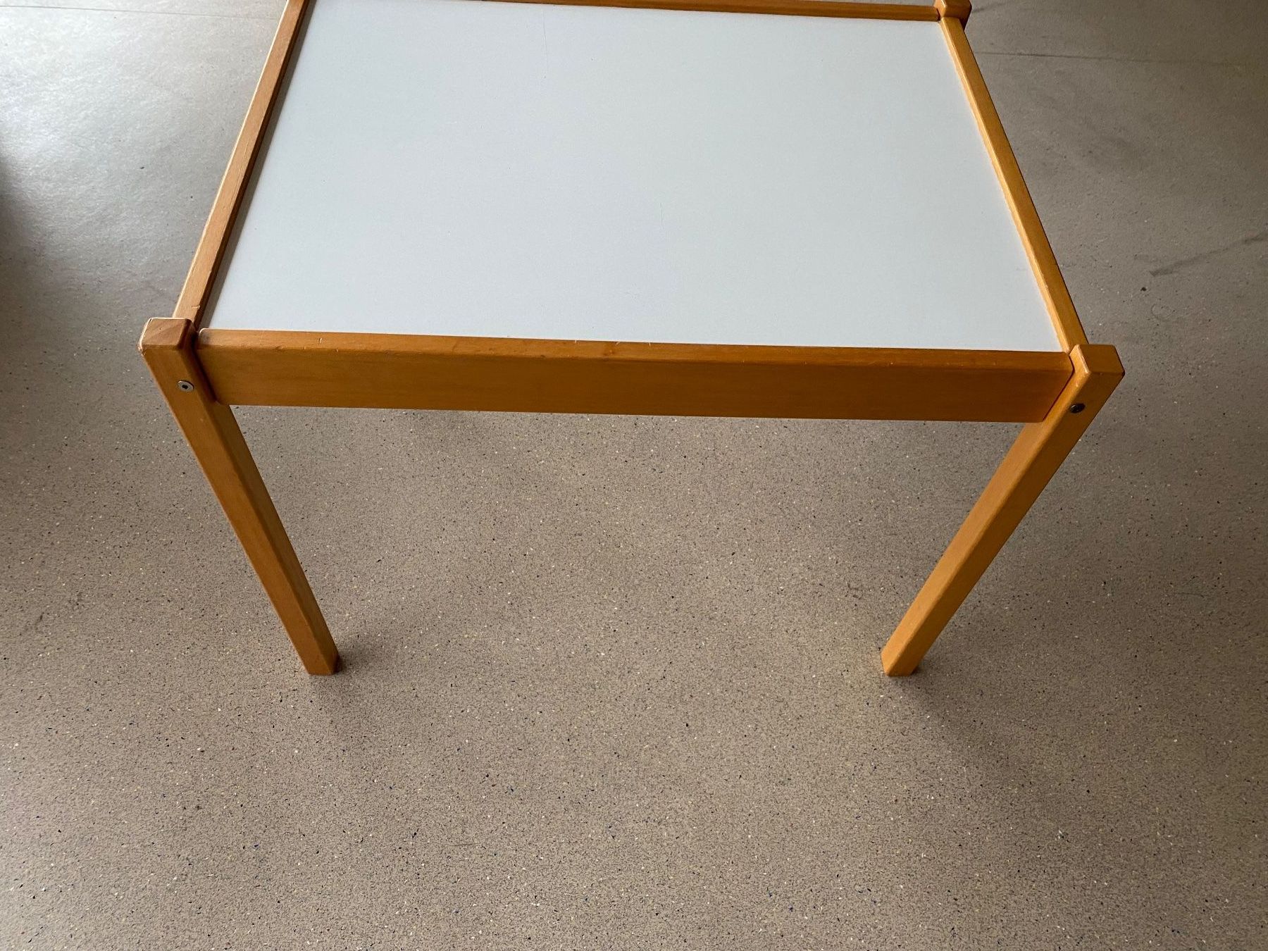 Tables: Kindertischli – D'occasion à Bätterkinden par Albera