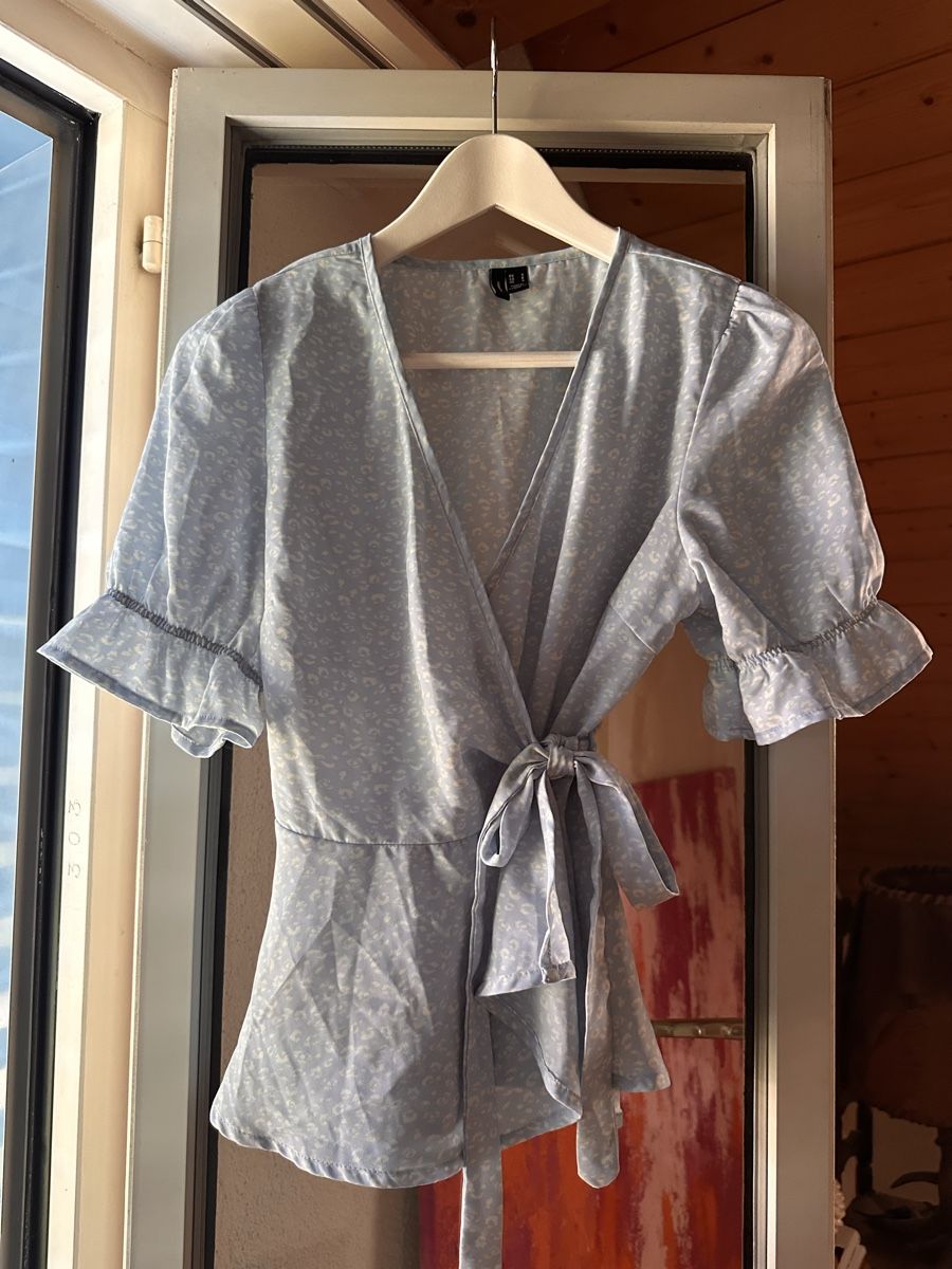 Vero Moda Top: Vero Moda Wrap Top, Pale Blue Floral – Nuovo (secondo la descrizione) da Zürich venduto da BettinaMarie2308 5
