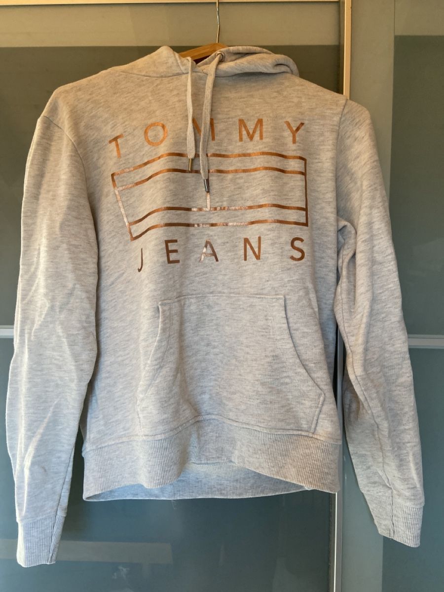 Tommy Hilfiger Maglioni & Felpe: Tommy Jeans Hoodie – Usato da Sutz venduto da lue_r6b7
