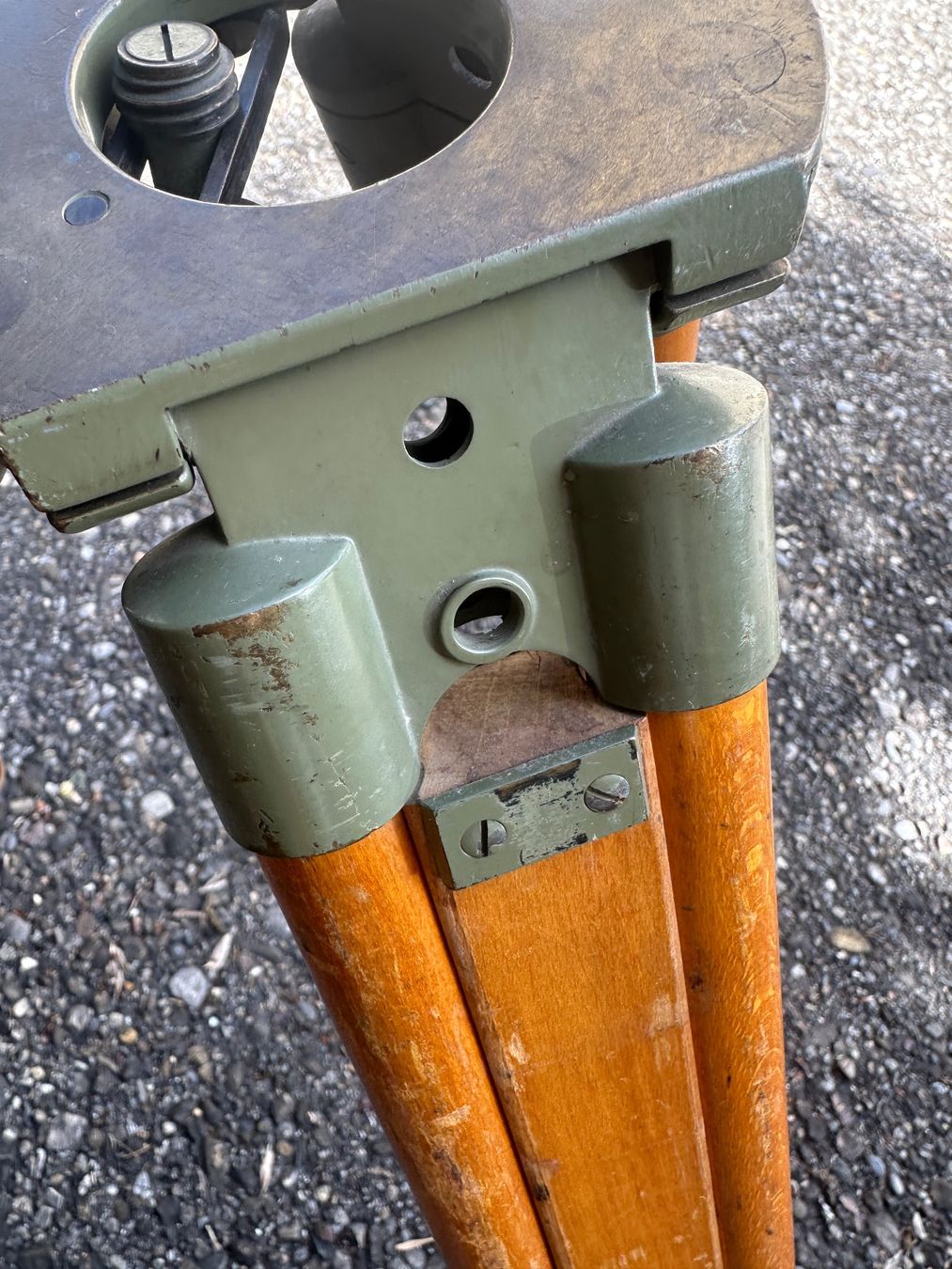 Treppiedi & Teste: Holz-Stativ / Schweizer Armee IIb – Usato da Zürich venduto da frauflufelberg 9