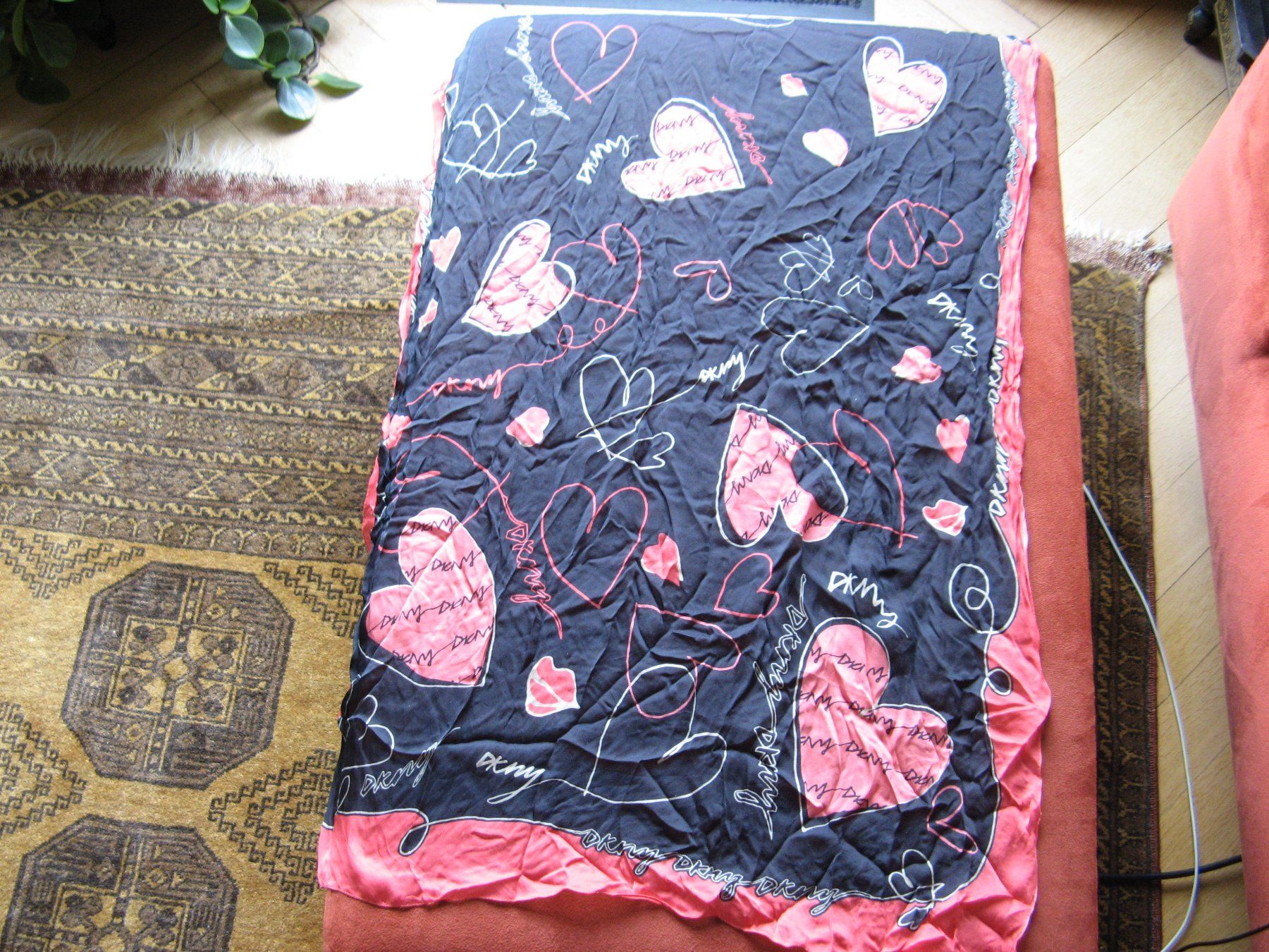 DKNY Foulard & Sciarpe: Seidenfoulard DKNY mit Herzen – Usato da Zürich venduto da apil 3