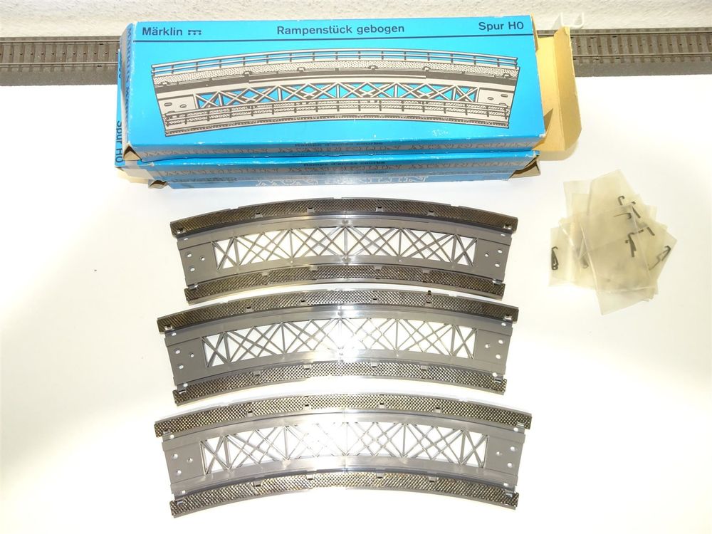 Märklin 7569 HO Scale Curved Ramp Track Piece - View #5