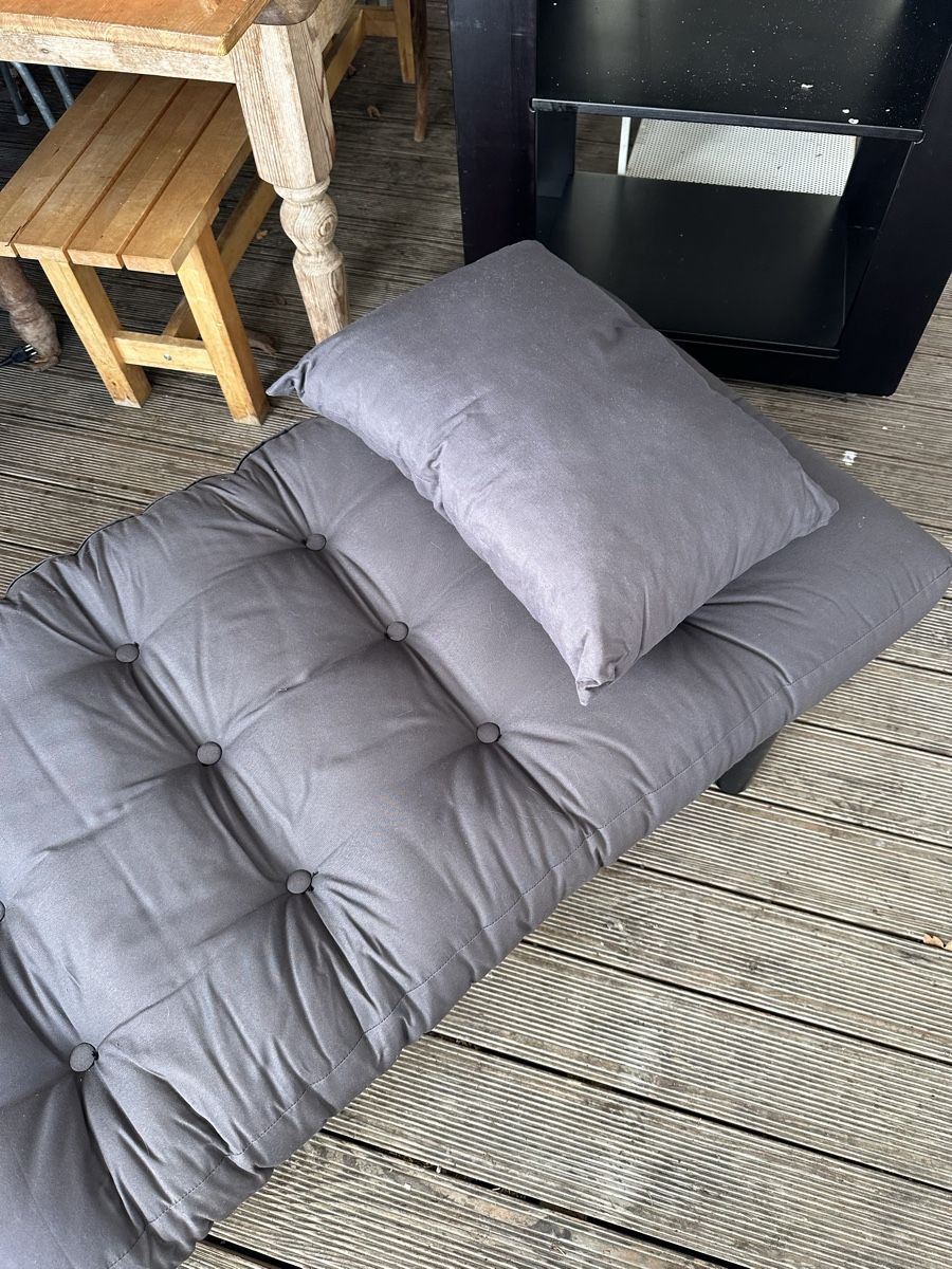 Liegen & Liegestühle: Graue Tagesliege/Couch mit Kissen – Gebraucht aus Interlaken von raphael26 3
