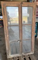 altes Holzfenster mit Rahmen