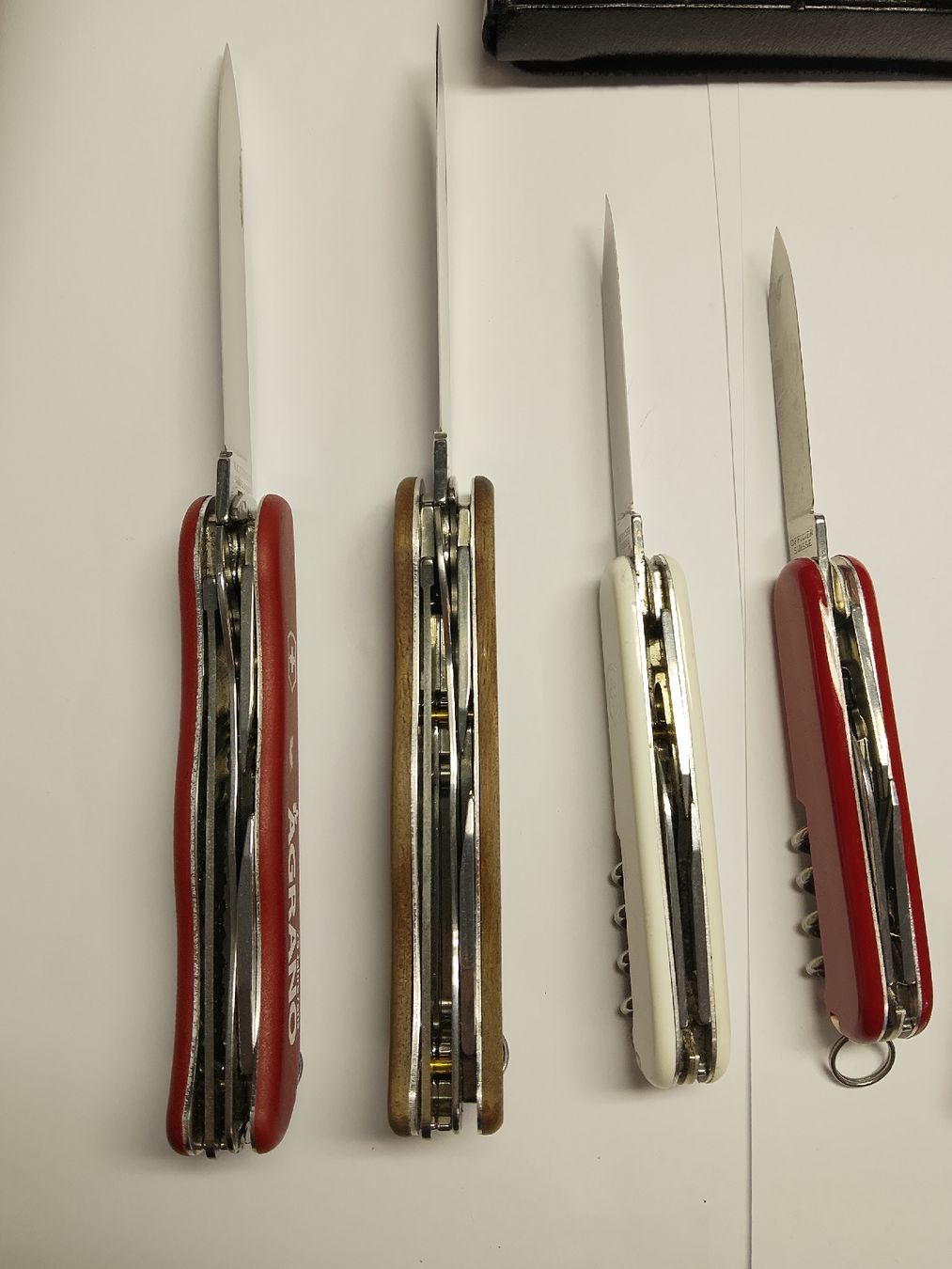 Victorinox Coltelli tascabile: Lot Victorinox Sackmesser und Multitool  – Usato da Grenchen venduto da watchthewatch 3