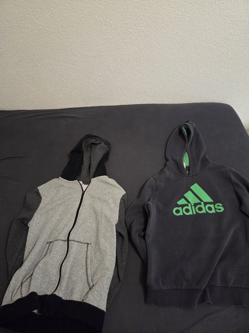 Maglioni & Felpe: Pullover mit Kapuze, Markenkleidung, grau, Grösse 164 – Usato da Allschwil venduto da actofighter
