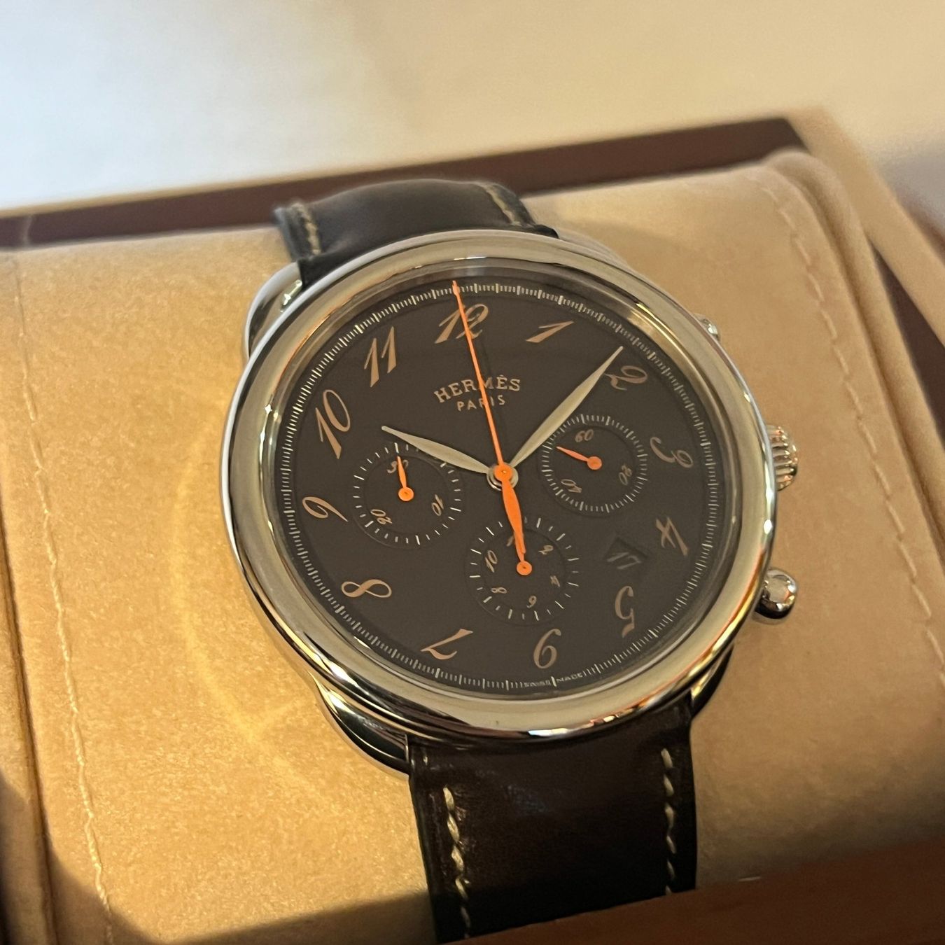 Hermès Orologi: Hermès Arceau Brown Dial Automatic Chronograph Full Set AR4 – Usato da Carouge GE venduto da Watchaser 1